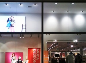 referencias de trabajos en H&M en pamplona con escaparates en centro coemrcial y vidrios grandes