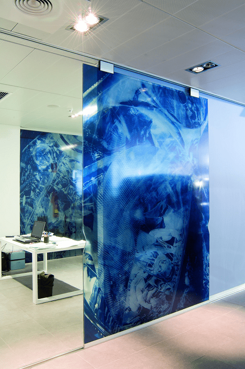mampara de vidrio con impresión de dibujo azul en oficina